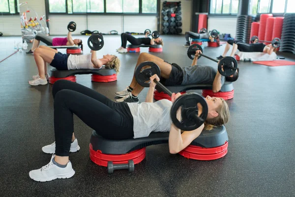 Gruppe von Menschen beim gemeinsamen Fitnesstraining im Fitnessstudio — Stockfoto
