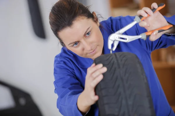 Meccanico femminile cambiando pneumatico auto — Foto Stock