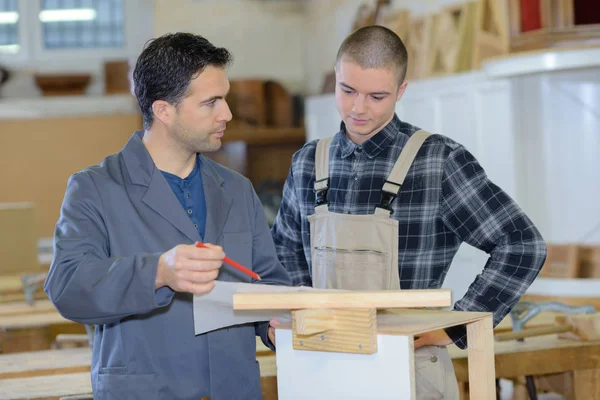 Artisan möbelsnickare lärling — Stockfoto