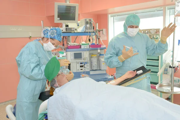 Cirurgiões no trabalho e cirurgião — Fotografia de Stock