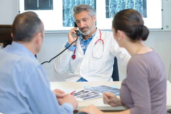 Doktor telefonda konuşuyor. — Stok fotoğraf