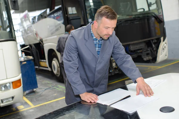 Entrenador mecánico leer las especificaciones — Foto de Stock