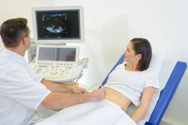 Mujer embarazada que recibe tratamiento por ultrasonido en el hospital —  Fotos de Stock