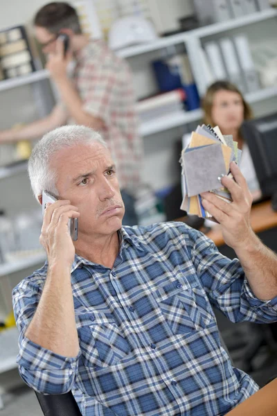 Auswahl einer Fliesenfarbe — Stockfoto