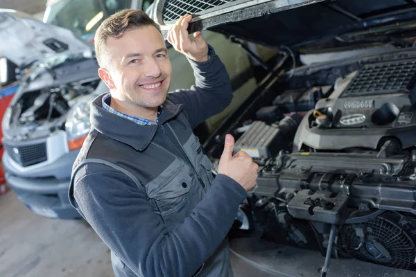 Portret van mannelijke monteur aan het werk in de garage — Stockfoto