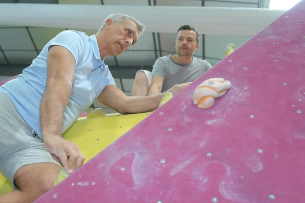 Två män på klättring gym diskutera rutten — Stockfoto