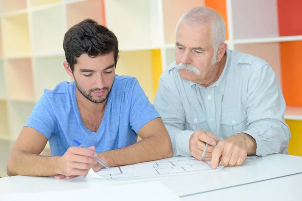 Cliente che visita un'agenzia di decorazione — Foto Stock