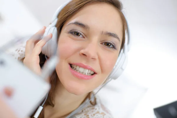 Jonge vrouw met hoofdtelefoon — Stockfoto