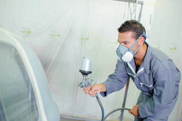 Man respraying car panel — Stock Photo, Image