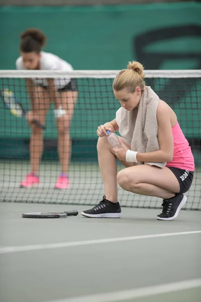 Kızlar Tenis maçından sonra yorgun — Stok fotoğraf