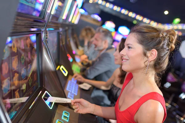 Concentrato ragazza giocare slot machine — Foto Stock