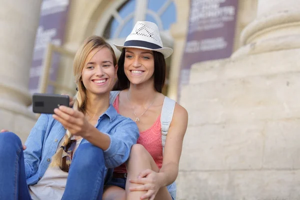 Alegre turista amigas tomando fotos de sí mismas —  Fotos de Stock