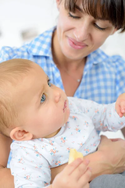 Nahaufnahme von Mutter und Baby — Stockfoto