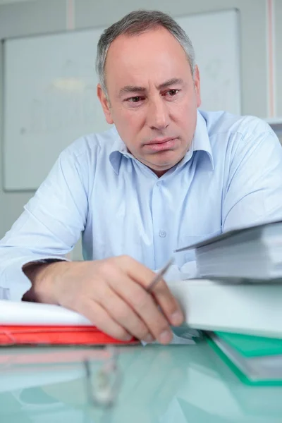 Profesor mirando los libros — Foto de Stock