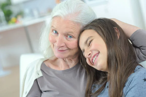Abuela abrazando a su abuelita —  Fotos de Stock