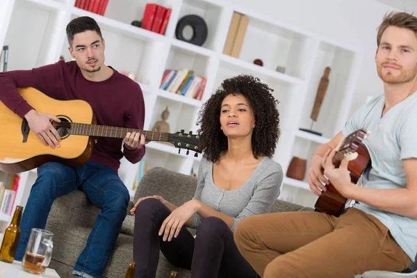 Young musicians rehearsing and musician — Stock Photo, Image