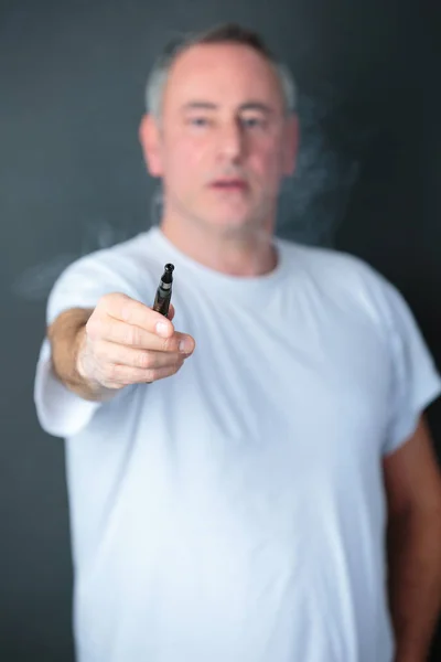 Ο άνθρωπος καπνίζει ηλεκτρονικό τσιγάρο — Φωτογραφία Αρχείου