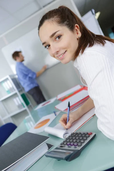 Student en laptop op klasse — Stockfoto