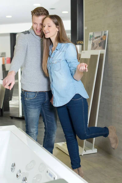 Gelukkige paar badkamer kranen in sanitair winkel kiezen — Stockfoto