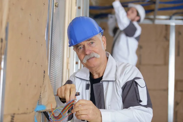 Constructor que trabaja en paneles de aislamiento — Foto de Stock