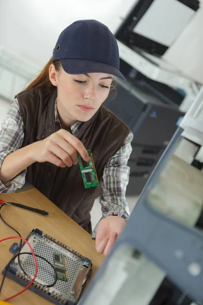 PC-Technikerin arbeitet — Stockfoto