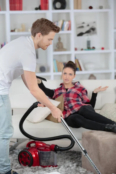 Man doet huishoudelijk werk, vrouw klagen — Stockfoto