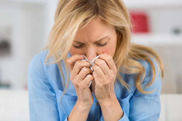 Reife blonde Frau im Schmerz zu Hause — Stockfoto