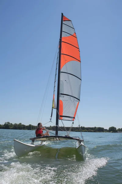 Navegar en un lago - verano y el tema deportivo — Foto de Stock