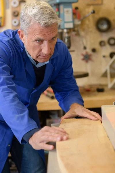 Uomo anziano pezzo montaggio di legno — Foto Stock