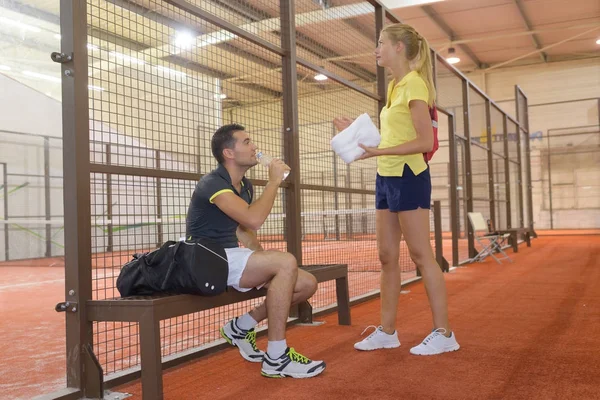 Coppia di tennisti che parlano dopo una partita — Foto Stock