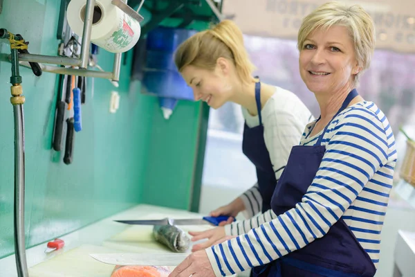 Fisk styckning cook och skärning — Stockfoto