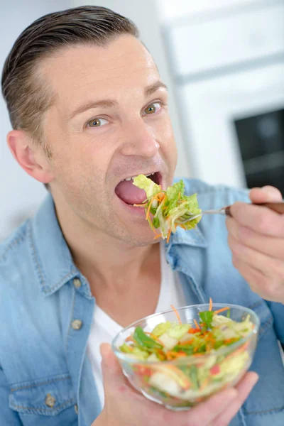 Hombre de mediana edad comiendo una comida saludable — Foto de Stock