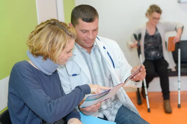 Patient in doctors waiting room — Stock Photo, Image