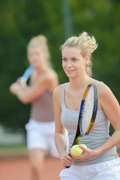 Women playing tennis doubles — Stock Photo, Image