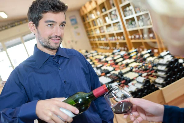 Cata de vinos en la tienda de vinos —  Fotos de Stock