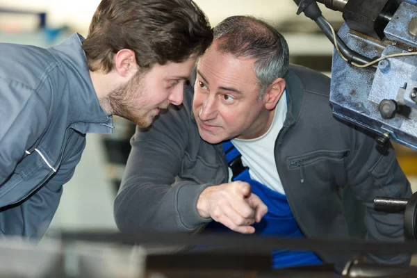 Ingenieur und Lehrling planen CNC-Maschinenprojekt — Stockfoto