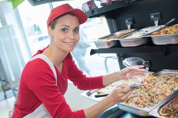 Mujer sirviendo comida y mujer — Foto de Stock