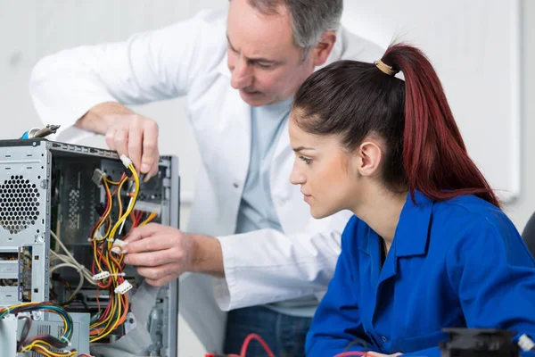 Studentinnen reparieren einen Laptop — Stockfoto