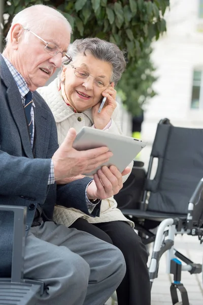 Äldre par med modern teknik — Stockfoto