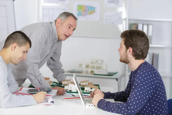 Estudiantes de arquitectura masculinos trabajando — Foto de Stock