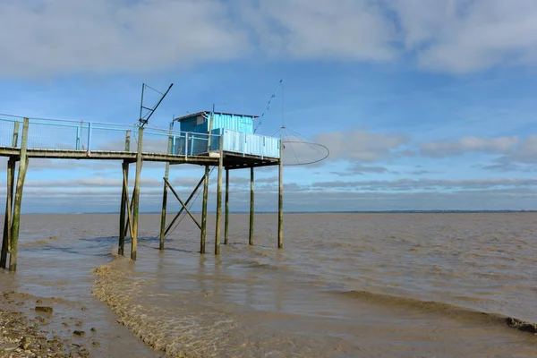 Maison de pêcheur et pêcheur — Photo