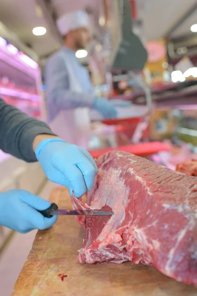 Closeup de carne a ser cortada — Fotografia de Stock