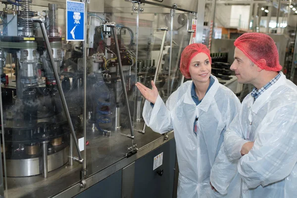Yüksek teknoloji fabrika işçilerini yeni makine tartışıyor — Stok fotoğraf
