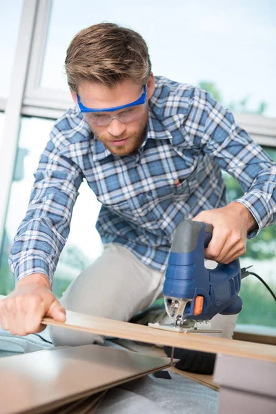 Tagliere uomo tagliere di legno — Foto Stock