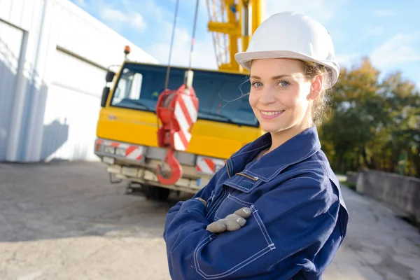 Inżynier kobieta stojąc przed Żuraw samochodowy — Zdjęcie stockowe