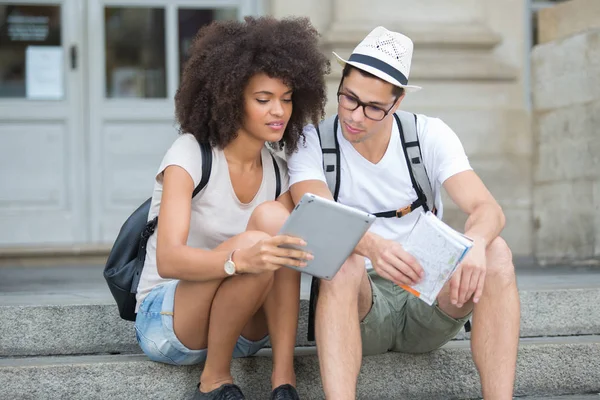 Genç turist çift okuma online şehir rehberi tur önce — Stok fotoğraf