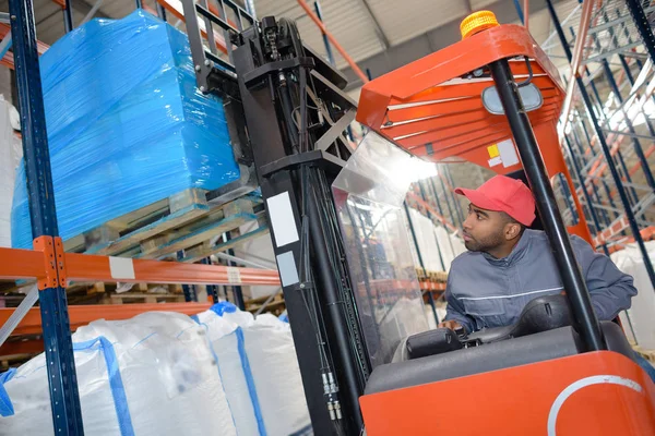 Pekerja gudang mengemudi forklift — Stok Foto