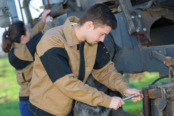 Mecanica agricolă verificarea stării tractoarelor înainte de recoltare — Fotografie, imagine de stoc