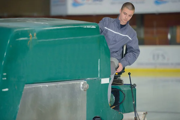 Ice resurfacing machine on rink — Stock Photo, Image