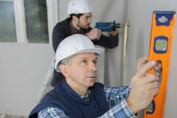 Worker man using spirit level — Stock Photo, Image